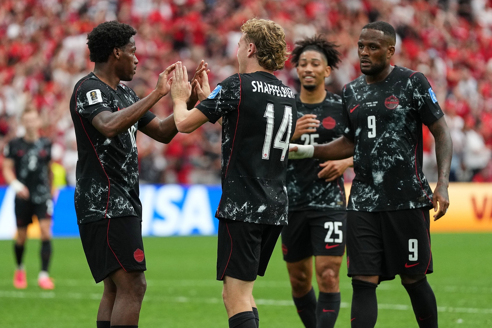 加拿大6-0九人卡塔尔取世界杯首胜 戴维戴帽科内重伤离场 加拿大6-0九人卡塔尔取世界杯首胜 戴维戴帽科内重伤离场