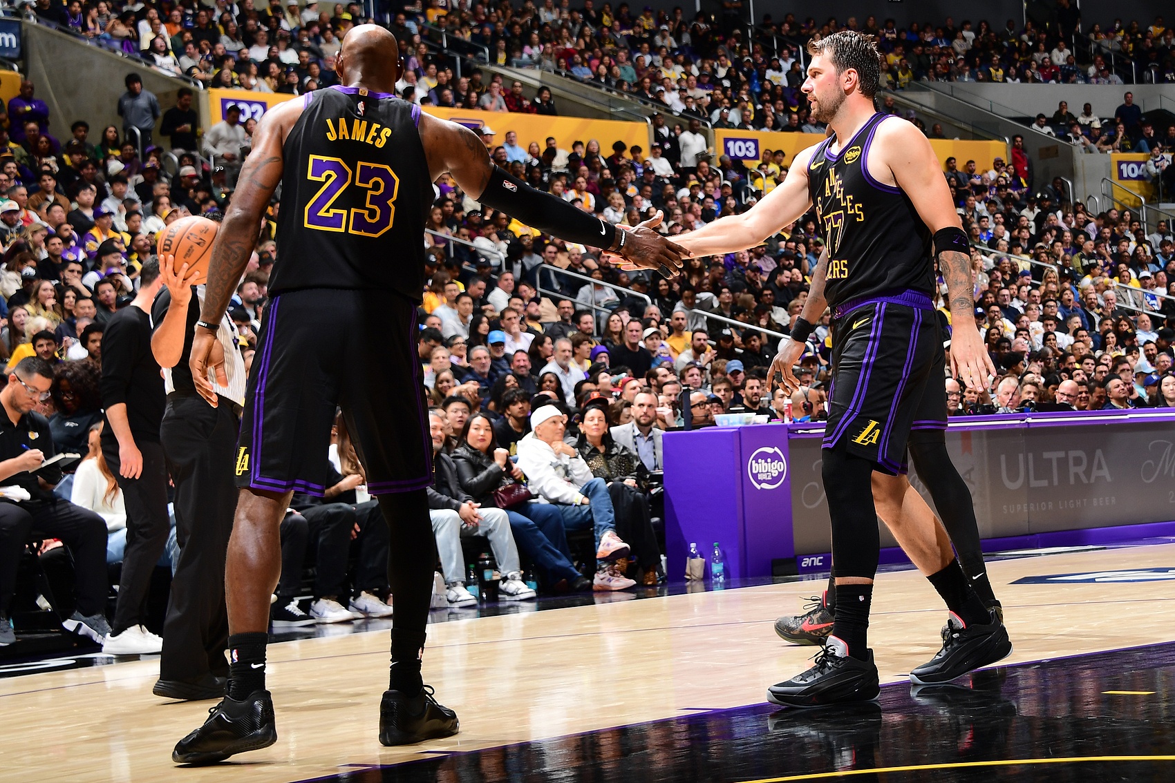 Windhorst:湖人面临双时间线难题,5000万空间需立即操作