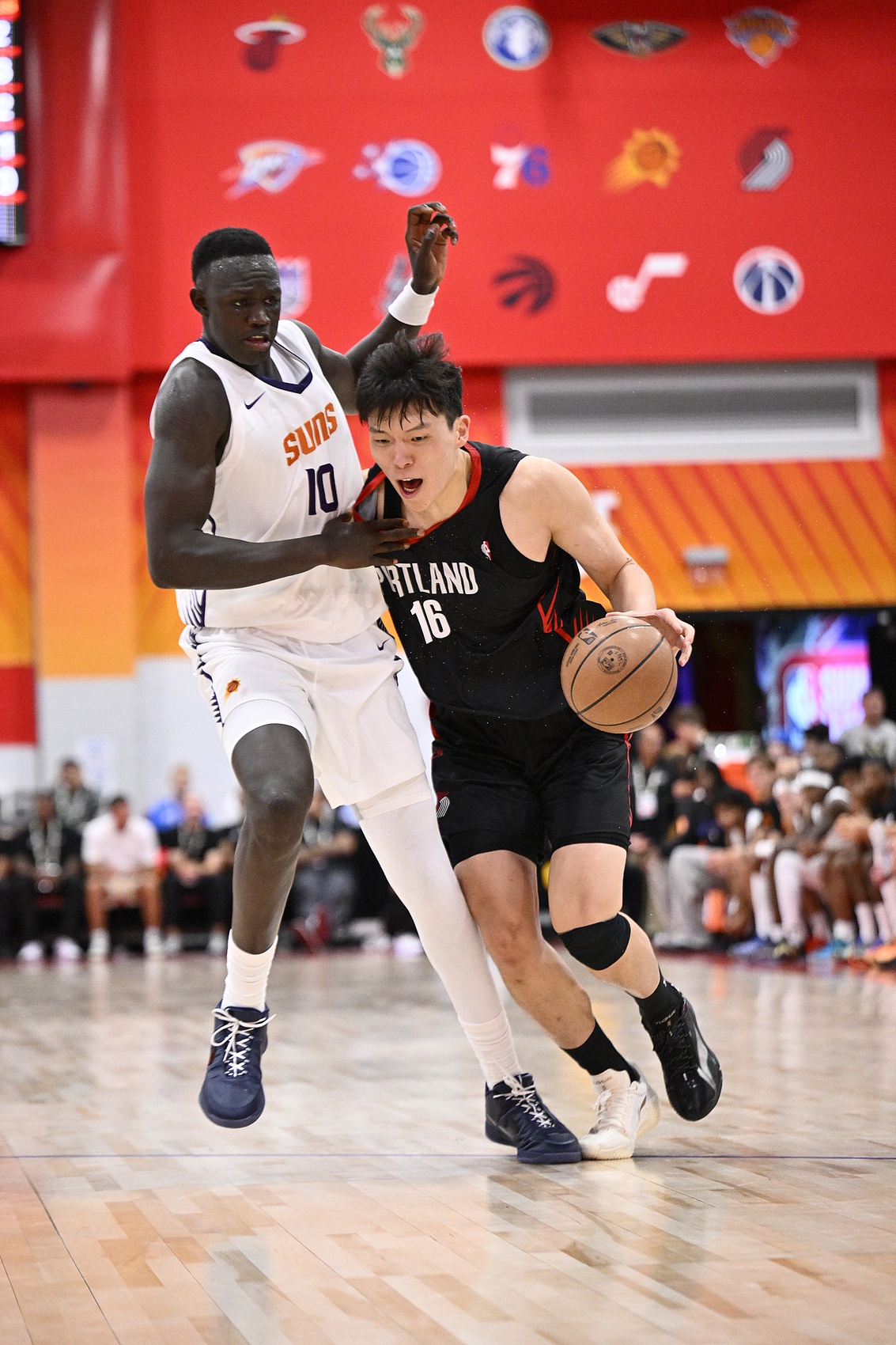 马卢阿奇三分射穿杨瀚森 后者对抗短板暴露无遗