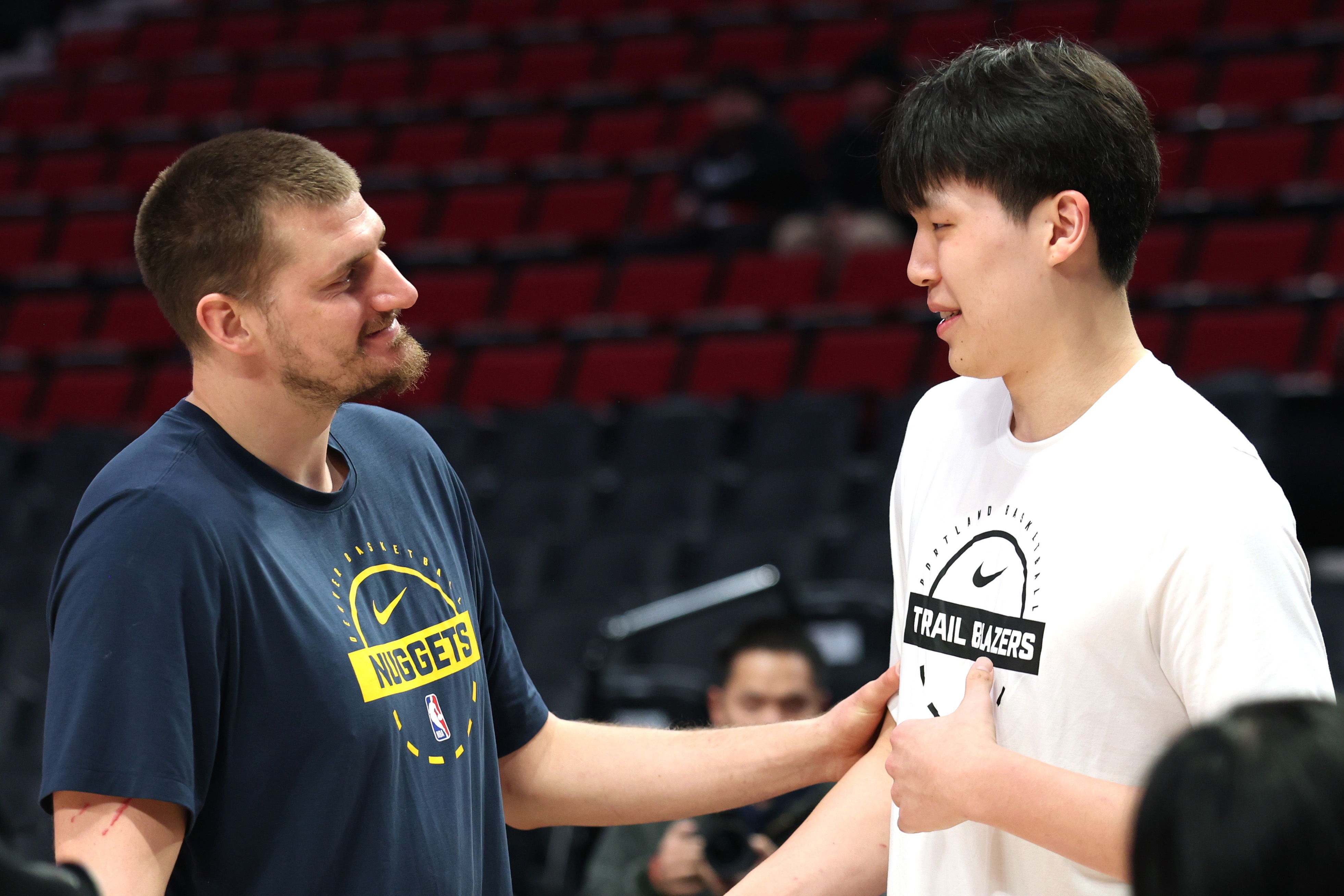 波特兰媒体:杨瀚森夏联场均15+9.5进步显著,呼吁效仿姚明耐心等待 波特兰媒体:杨瀚森夏联场均15+9.5进步显著,呼吁效仿姚明耐心等待