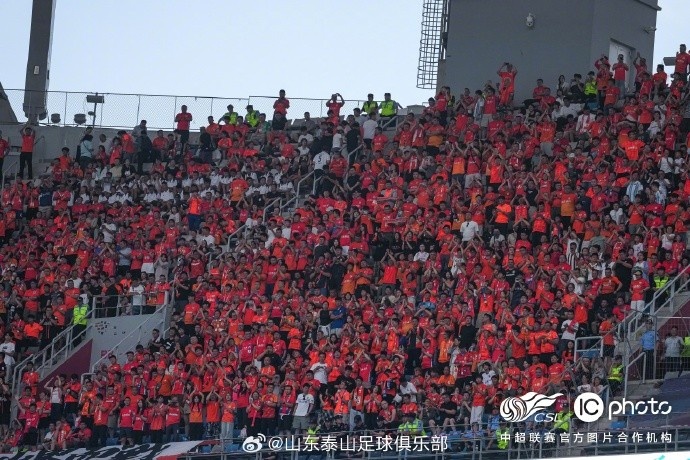 山东泰山客场1-3不敌大连英博 球迷致谢