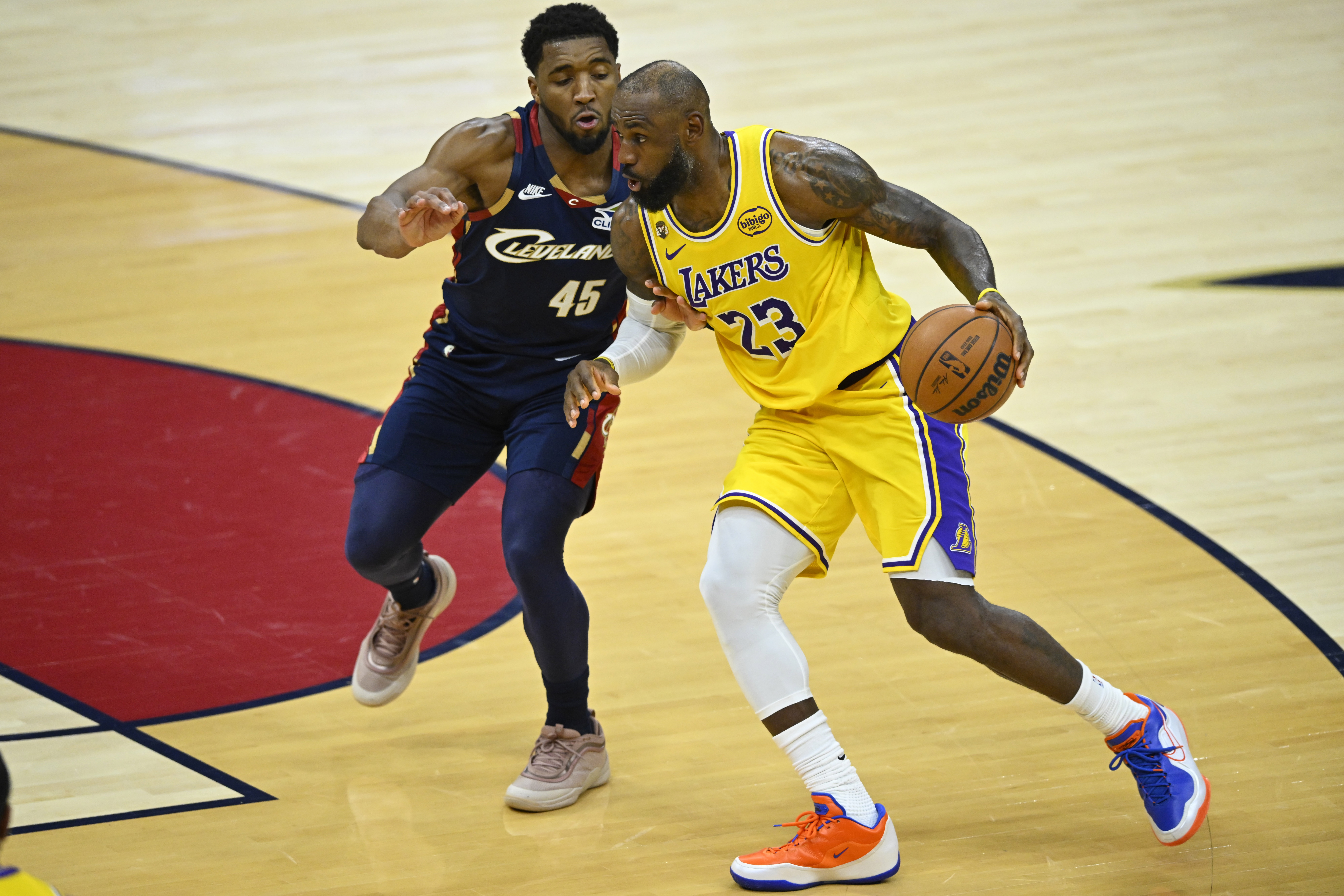 LeBron争夺战:东部三队领跑,勇士热火跟进
