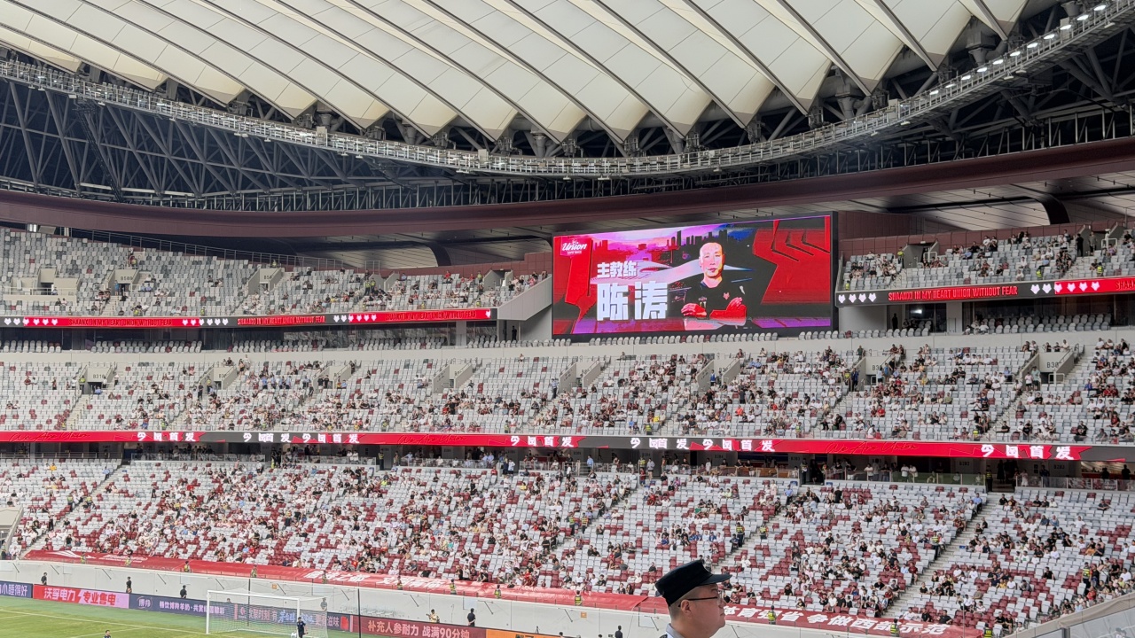 两连败后球迷空场抗议,陕西联合主场迎战深圳青年人看台冷清