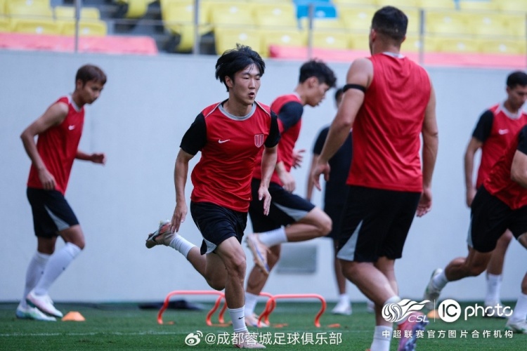 成都蓉城5人轮换迎战国安 阿洛伊西:边路传中需重点防范 成都蓉城5人轮换迎战国安 阿洛伊西:边路传中需重点防范