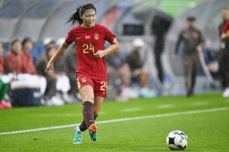 三战朝鲜双料冠军 中国U20女足冒雨拉练6000米