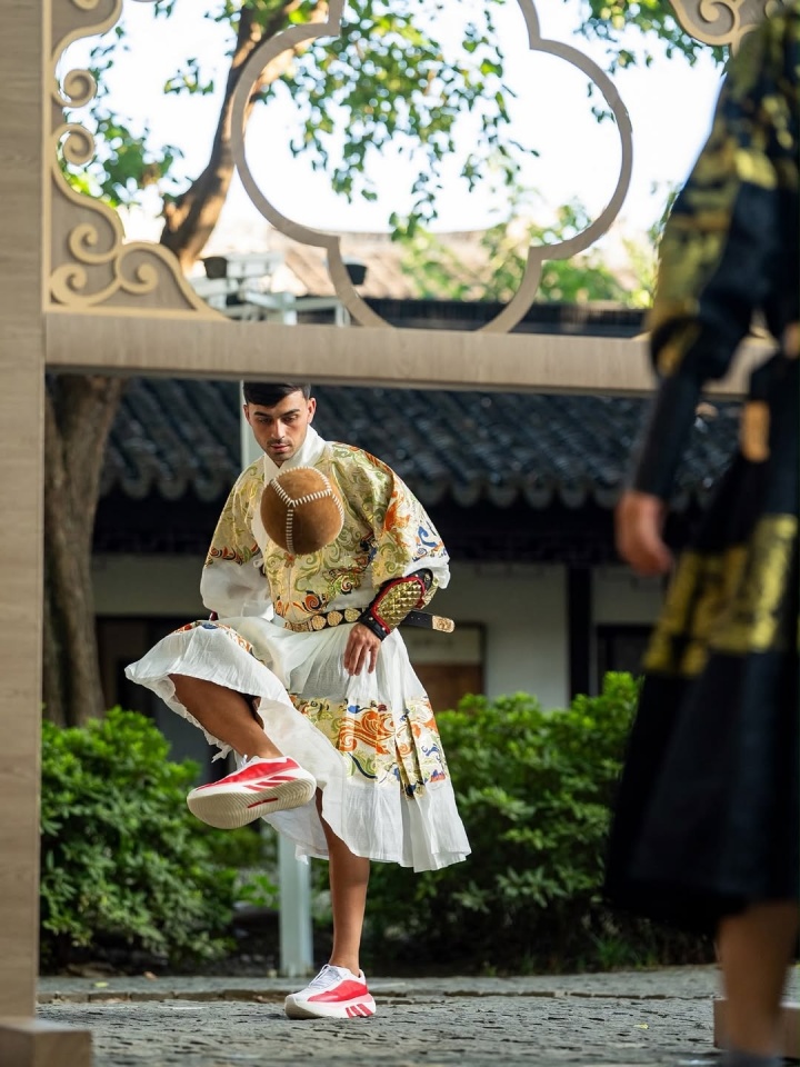 佩德里晒汉服合影,中国行另类收官 佩德里晒汉服合影,中国行另类收官