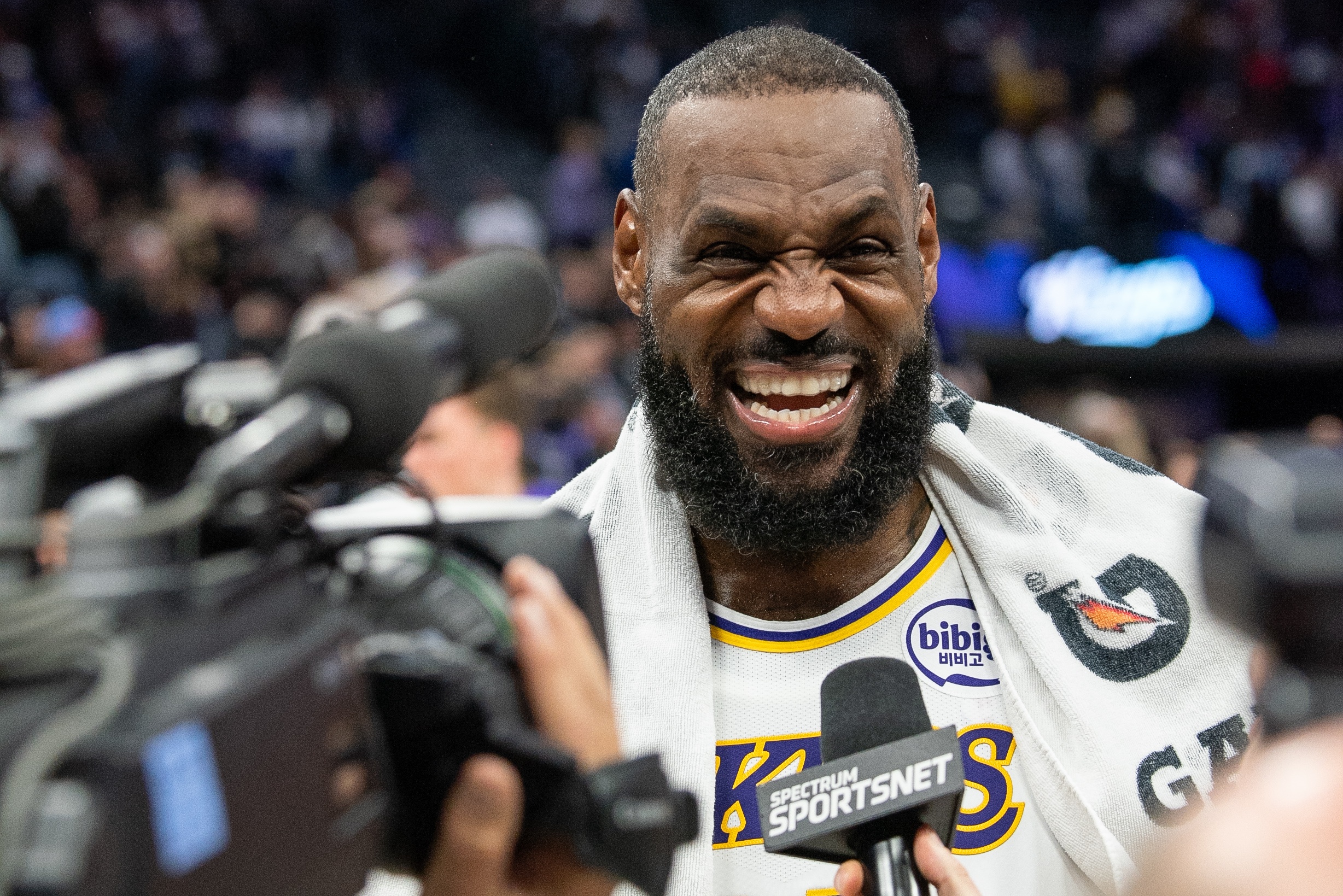 ESPN：詹姆斯加盟76人被内部视为“大胆决定”