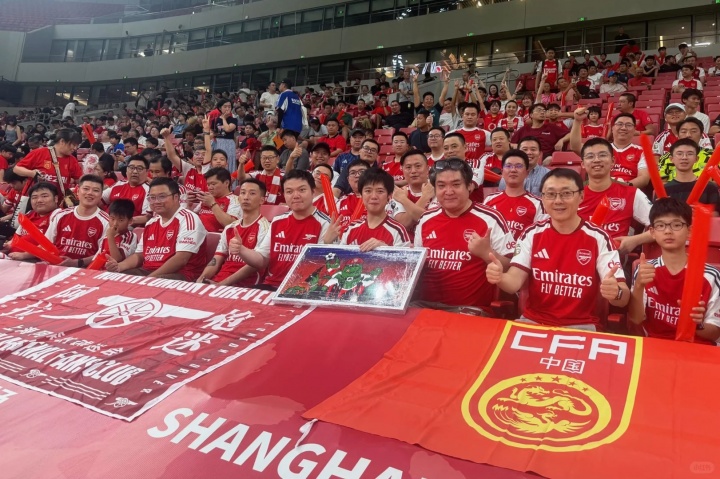 阿森纳U17沪上首战2-3负中国U17 球迷会赠Q版恐龙画 阿森纳U17沪上首战2-3负中国U17 球迷会赠Q版恐龙画