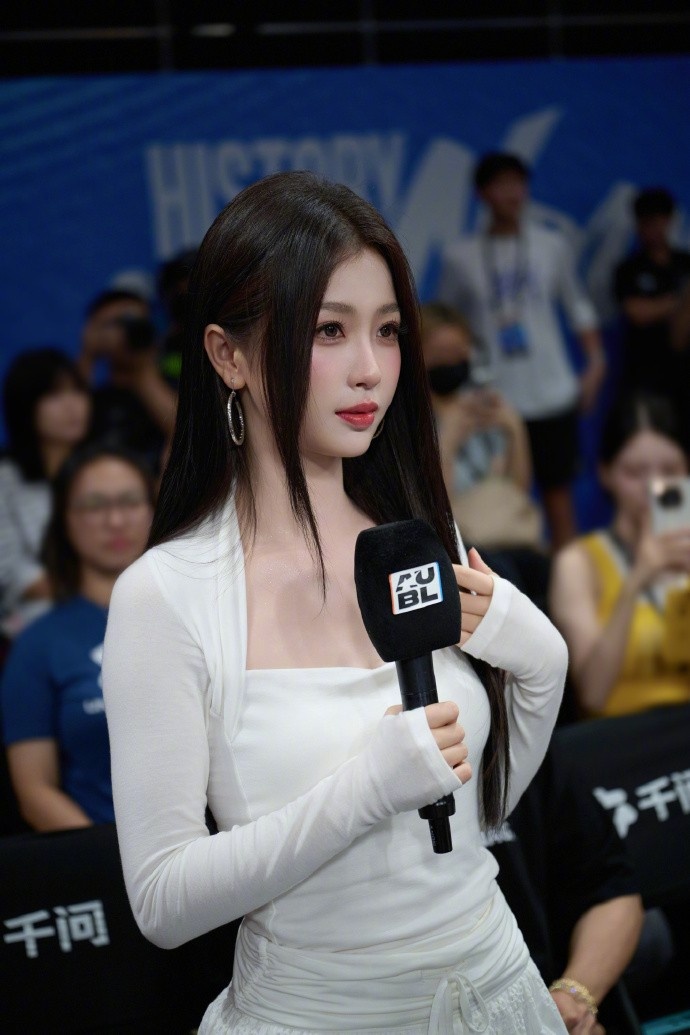 许书欣开球AUBL政大vs上交大 社媒晒照：很开心来到AUBL赛场