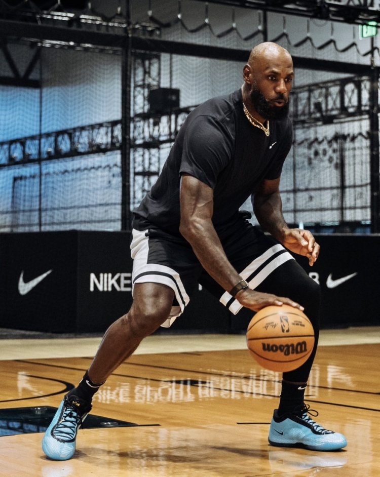 詹姆斯晒第24代签名鞋LeBron 24 自称系列最轻