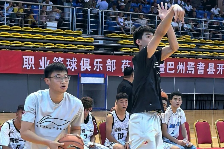 广汇能源男篮焉耆行:球迷对抗赛、扣篮三分、佛寺遗址 明晚巴音体育馆战江苏肯帝亚 广汇能源男篮焉耆行:球迷对抗赛、扣篮三分、佛寺遗址 明晚巴音体育馆战江苏肯帝亚