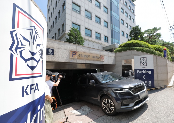 韩媒:韩国足协8次性招待 对象含3名中国足协人士